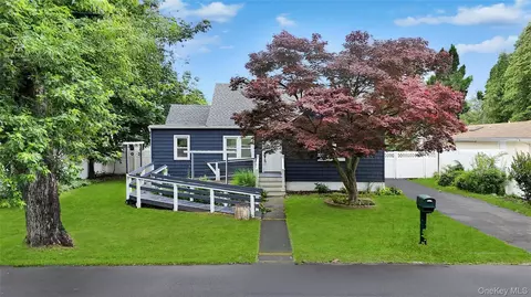 17 Pinetree Dr, Shirley, NY 11967