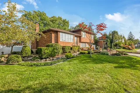 40 Damin Dr, Farmingdale, NY 11735