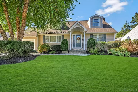 8 Harmony Ct, Syosset, NY 11791
