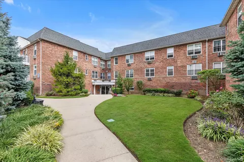 2 Fowler Ave #228, Lynbrook, NY 11563
