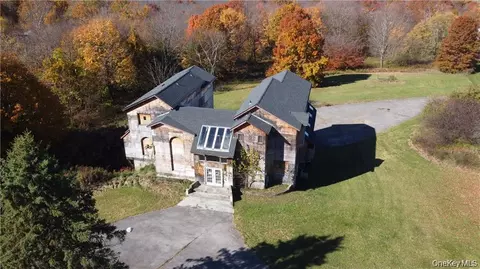 1 Peters Pl, Wallkill, NY 12589