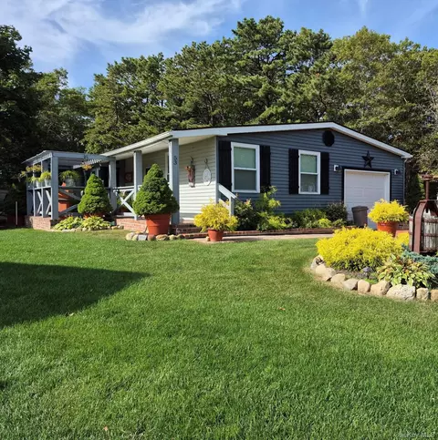 53 Village Cir S, Manorville, NY 11949