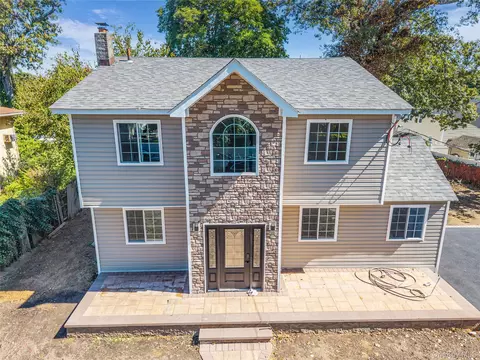 99 W 2nd St, Ronkonkoma, NY 11779
