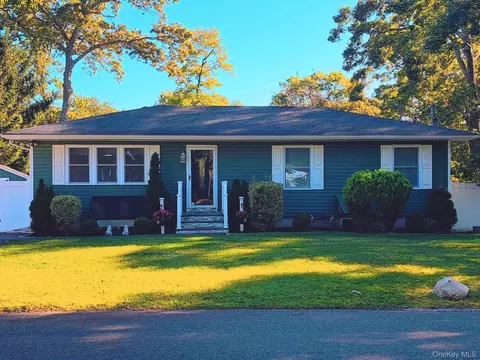 212 Locust Dr, Rocky Point, NY 11778