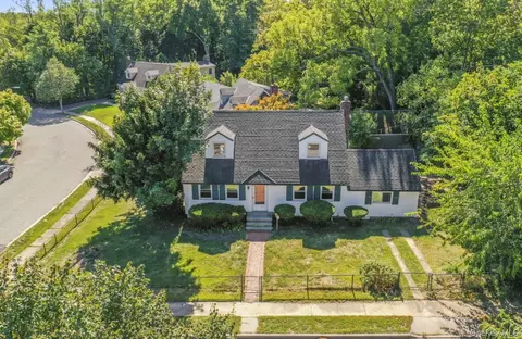 34 Lew Pl, East Norwich, NY 11732