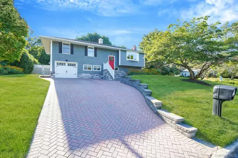 55 Lolly Ln W, Centereach, NY 11720