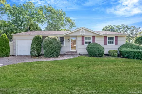 32 Seaman Neck Rd, Dix Hills, NY 11746