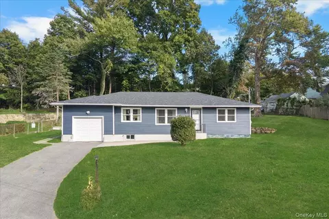 1 Crescent Ct, Peekskill, NY 10566