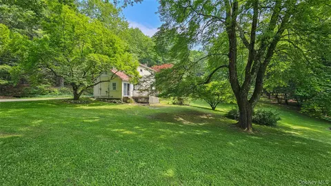 180 Shoddy Hollow Rd, Mount Hope, NY 10963