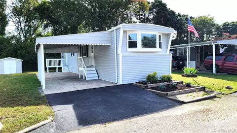 27 Betsy Ross Dr, Bohemia, NY 11716