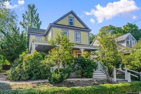 86 Elm St, Huntington, NY 11743