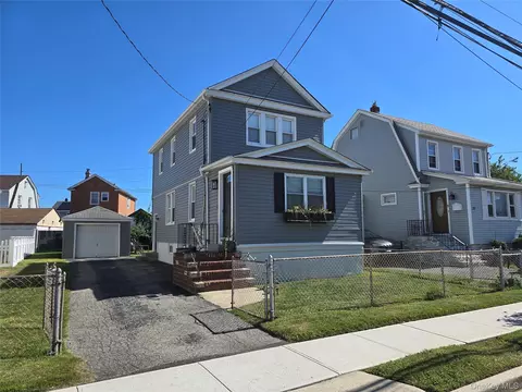 31 Drew St, Valley Stream, NY 11581