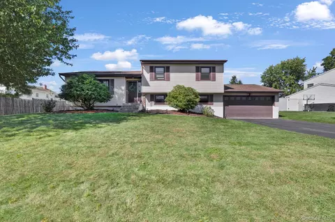8 Winchester Way, Washingtonville, NY 10992