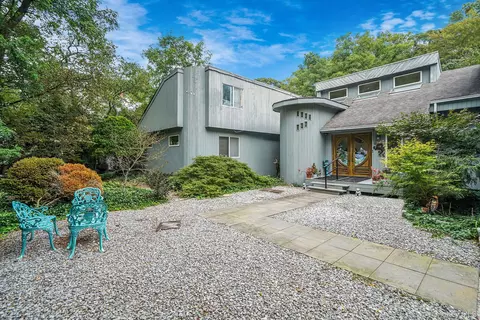 271 Bread And Cheese Hollow Rd, Northport, NY 11768