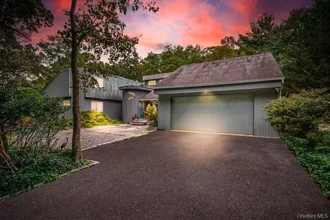 271 Bread And Cheese Hollow Rd, Northport, NY 11768