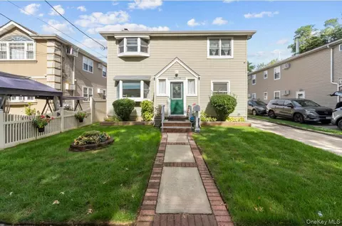 14224 250th St, New York, NY 11422