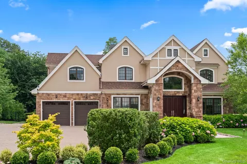 11 Buckingham Ct, Syosset, NY 11791