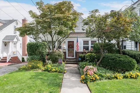 492 Nassau Blvd, North Hempstead, NY 11596
