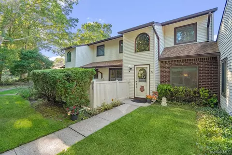 356 Clubhouse Ct, Coram, NY 11727