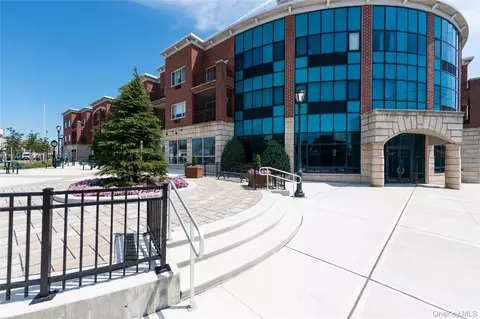 130 Post Ave #303, North Hempstead, NY 11590