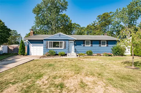 16 Adams Pl, West Islip, NY 11795