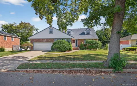 58 Sudbury Ln, North Hempstead, NY 11590