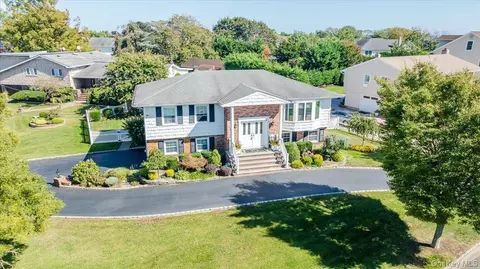 305 Riviera Dr S, Massapequa, NY 11758