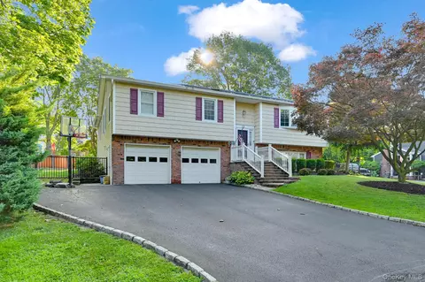 35 Chimney Ridge Dr, Clarkstown, NY 10954