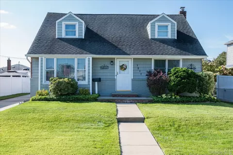 3842 Whitman St, Levittown, NY 11756