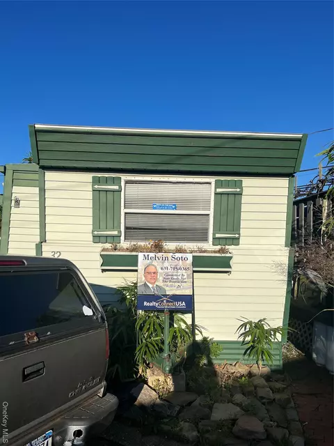 150 Main St #32, Islip, NY 11751