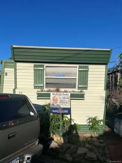 150 Main St #32, Islip, NY 11751