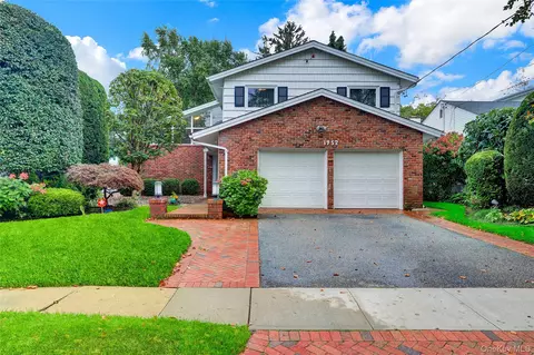 1952 Julian Ln, Merrick, NY 11566