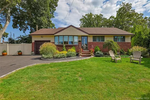 5 Evelyn Ct, Massapequa, NY 11758