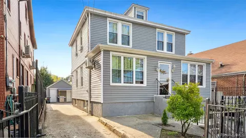 5612 135th St, Flushing, NY 11355