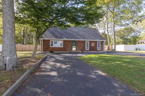 473 Sleepy Hollow Dr, Shirley, NY 11967
