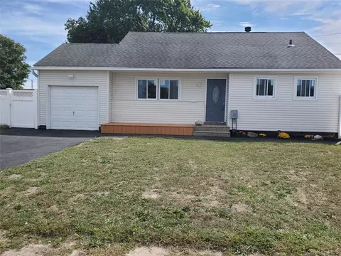 31 W Marine Ave, Lindenhurst, NY 11757
