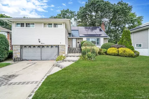 7 Wilbur Ln, Roosevelt, NY 11575