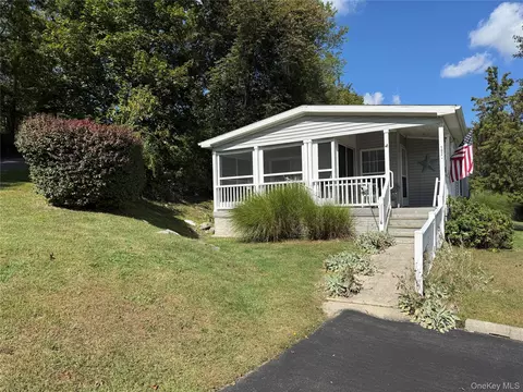 102 Brittany Ter #102, Rock Tavern, NY 12575