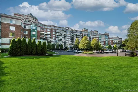 100 Hilton Ave #907, Garden City, NY 11530