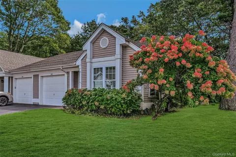 244 Glen Dr, Ridge, NY 11961