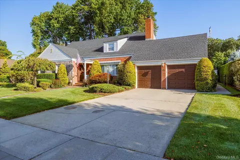 25 Atkinson Rd, Rockville Centre, NY 11570