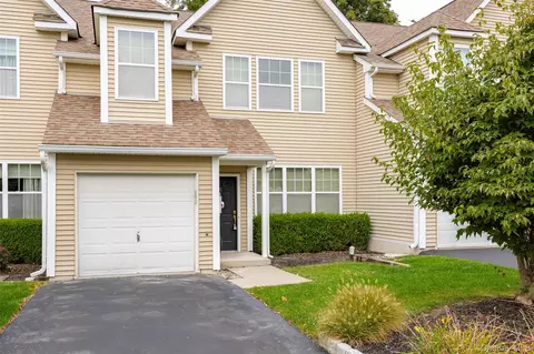 32 Halley Ct, Poughkeepsie, NY 12601