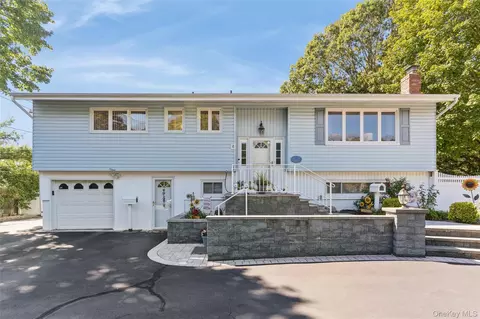 3 Biancardi Pl, Dix Hills, NY 11746