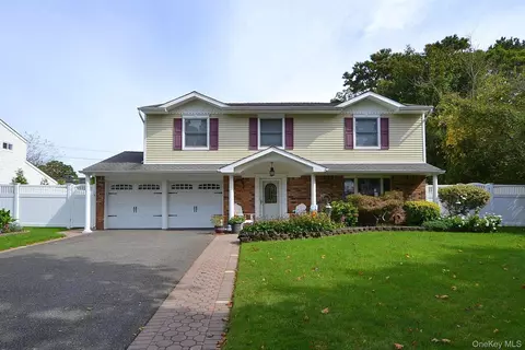 11 Barkley Ln, Nesconset, NY 11767