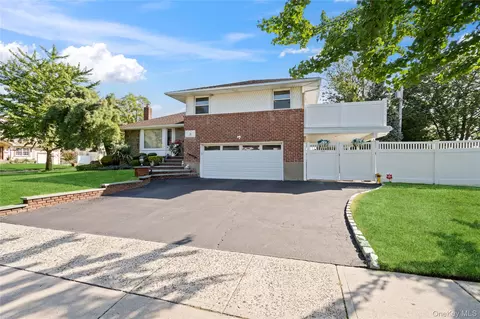2 Martin Pl, Syosset, NY 11791