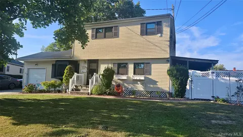 31 Perry St, Brentwood, NY 11717