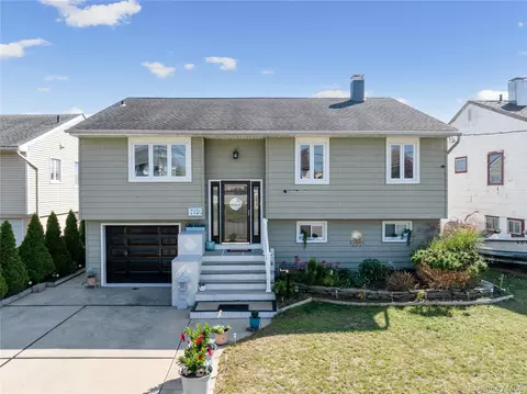 102 E 1st St, Freeport, NY 11520