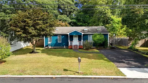 17 Golden Gate Dr, Shirley, NY 11967