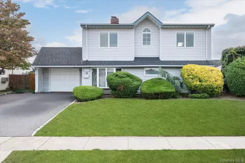 15 Western Ln, Wantagh, NY 11793