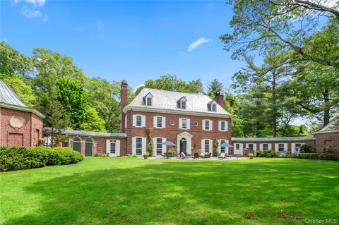 88 Wheatley Rd, North Hempstead, NY 11568